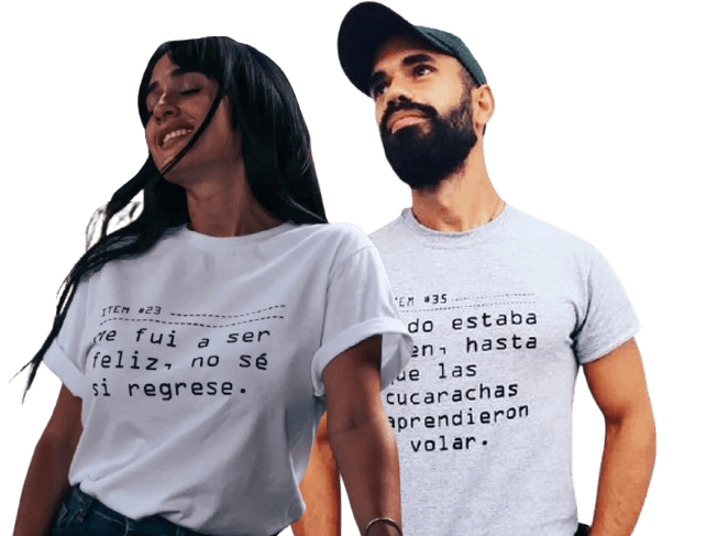 Dos personas usando camisetas con texto en español